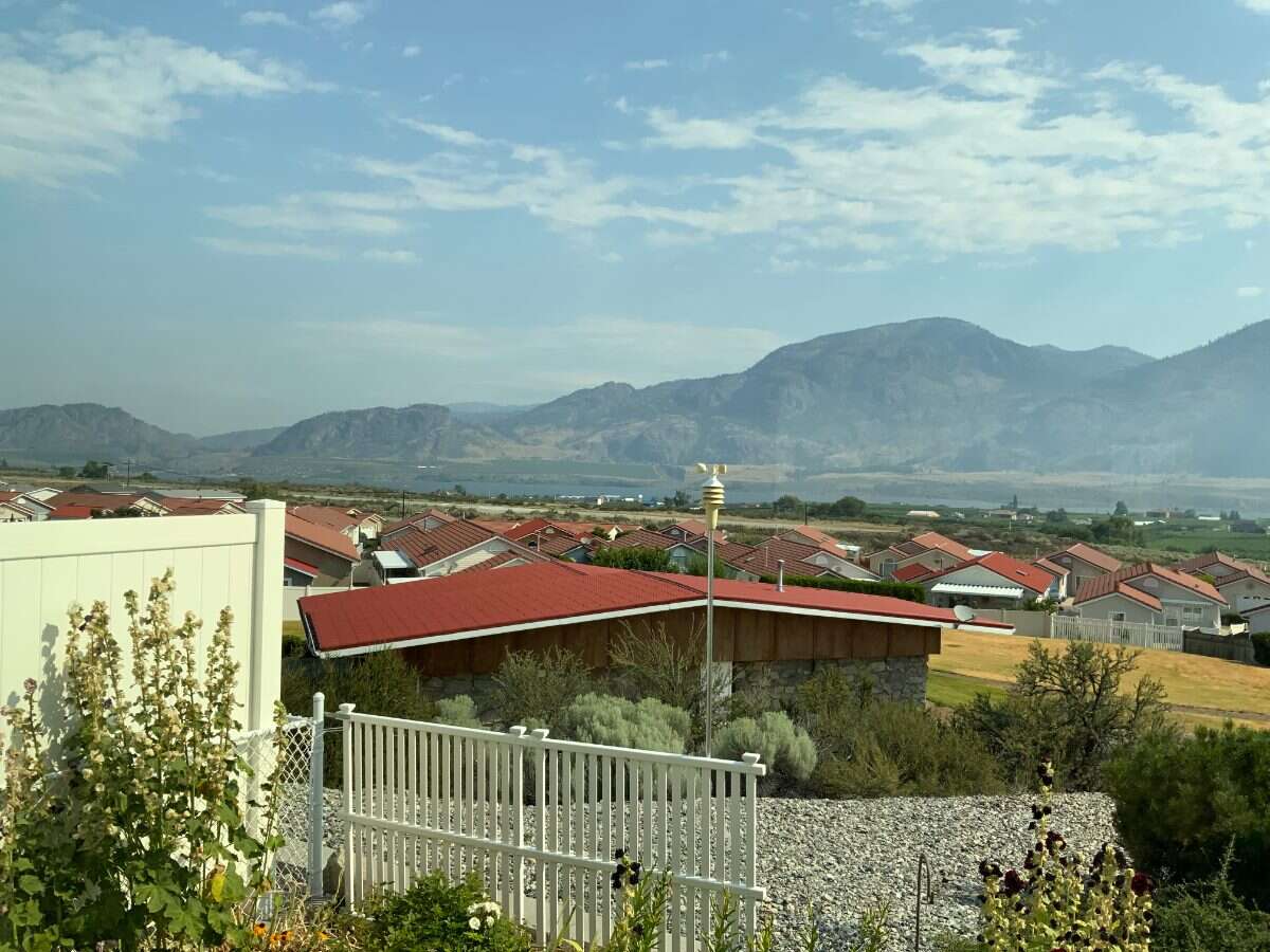 Lovely rancher with spectacular views .