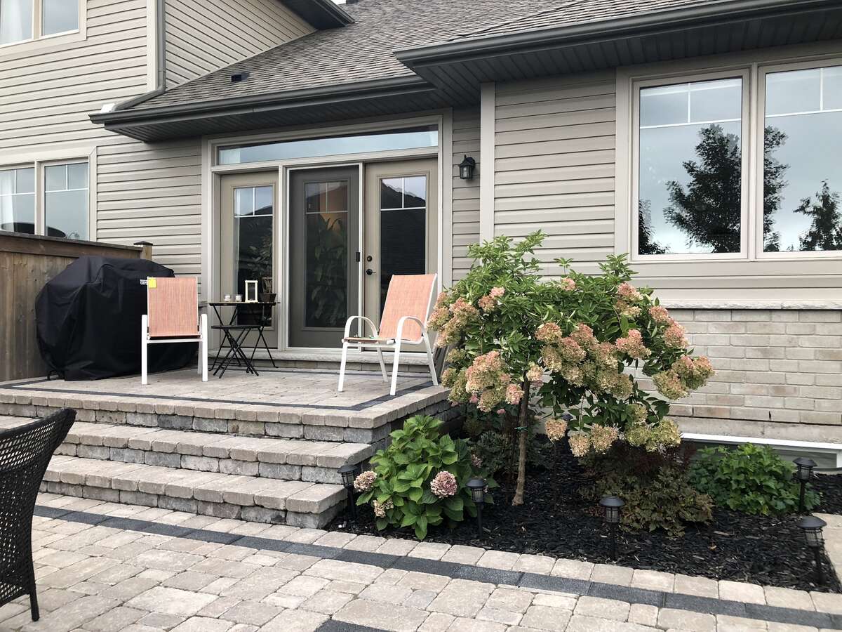Townhouse For Sale in Smithville, ON - 2+1 bed, 2.5 bath