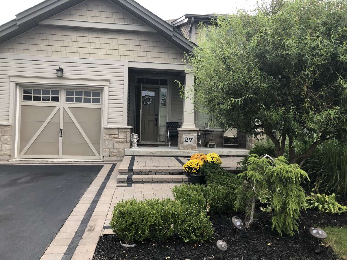 Townhouse For Sale in Smithville, ON - 2+1 bed, 2.5 bath