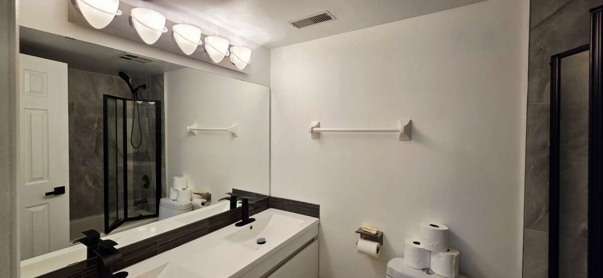 'New' spa-like float'g vanity w/ double sink, modern fixtures & Eurofase vanity light fixture