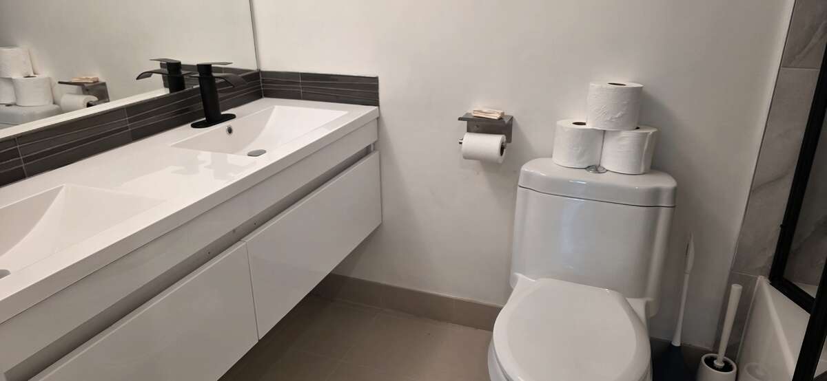 'New' spa-like float'g vanity w/ double sink, modern fixtures & Eurofase vanity light fixture