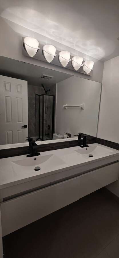 'New' spa-like float'g vanity w/ double sink, modern fixtures & Eurofase vanity light fixture