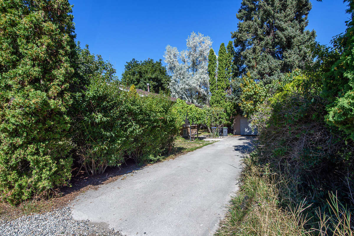Private, Hedged Yard
