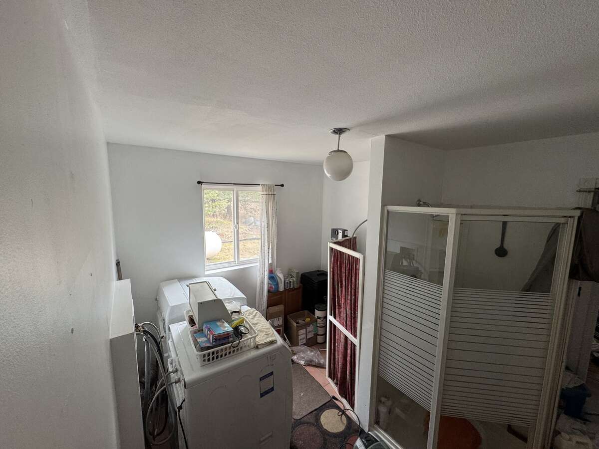mud/laundry room with shower