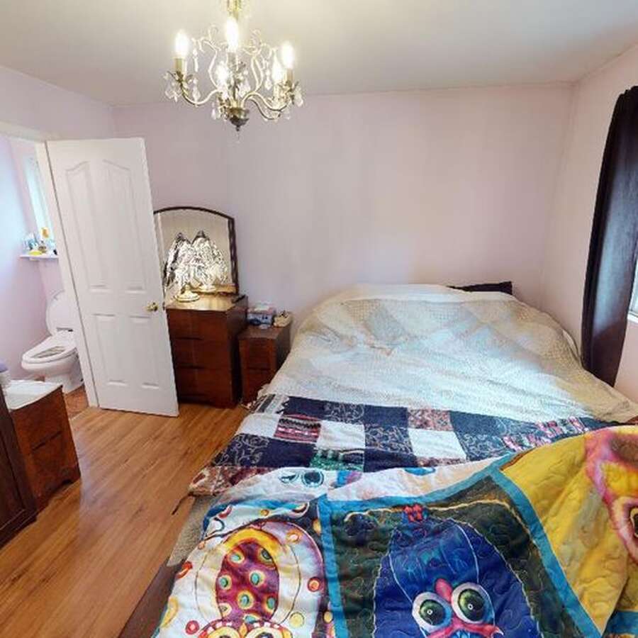 mstrbdrm with en-suite, chandelier upgraded
