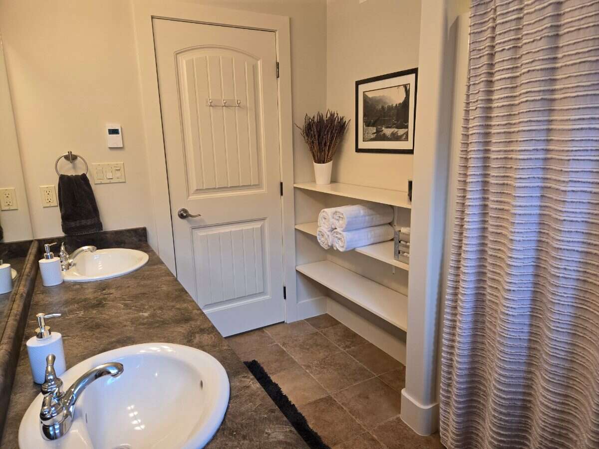 Stunning 5 bedroom 3 bath home in Grand Forks, BC