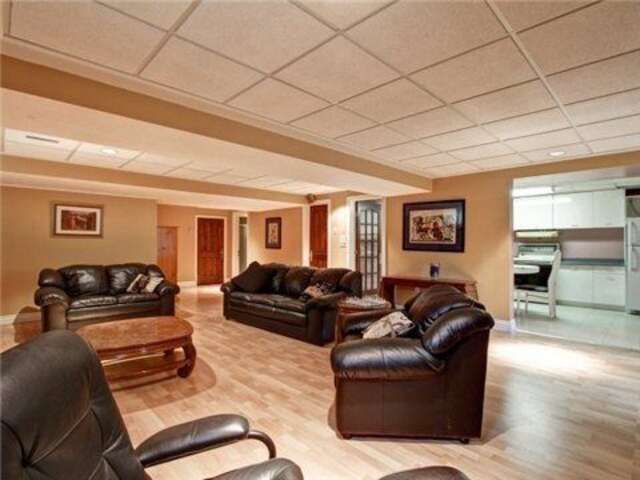 4+2 Bedrooms detached excellent locations