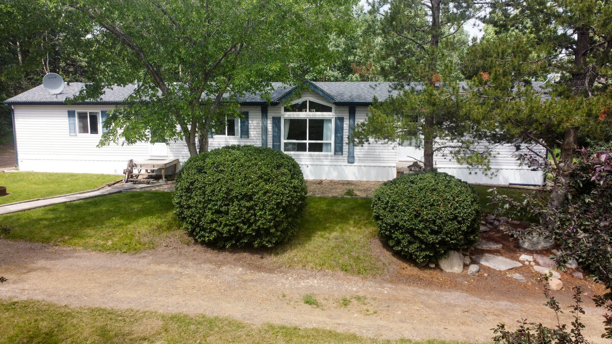 Mobile Home For Sale in Lacombe, AB - 1+2 bed, 2 bath