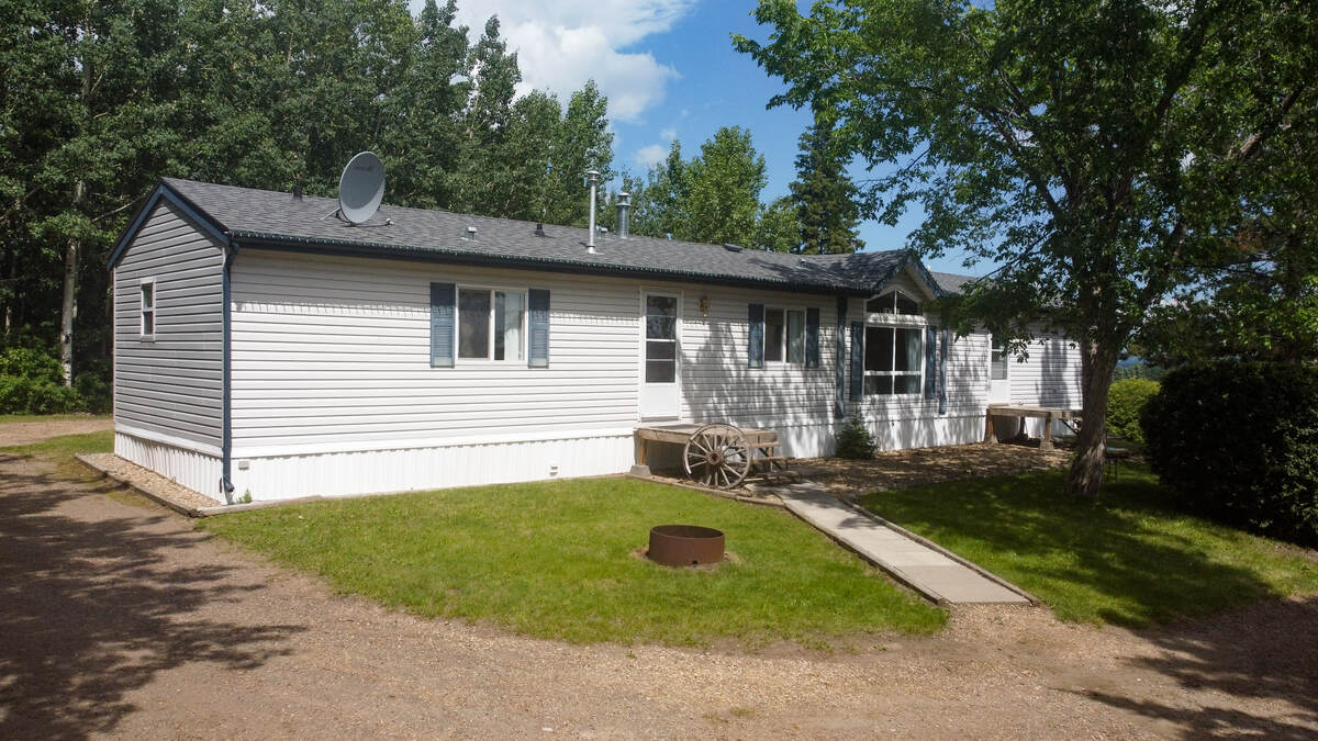 Mobile Home For Sale in Lacombe, AB - 1+2 bed, 2 bath