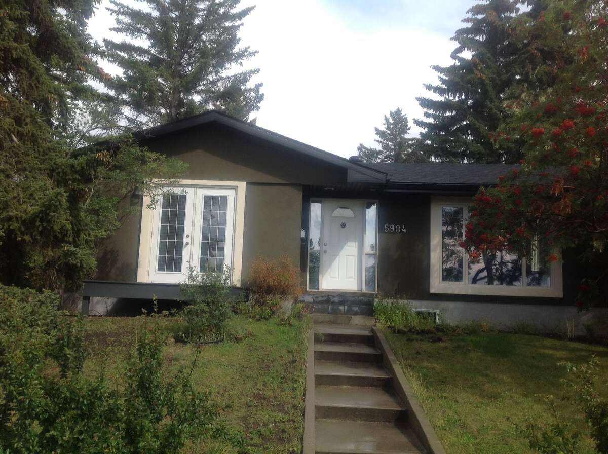 House / Bungalow For Sale in Calgary, AB - 3+2 bed, 2 bath