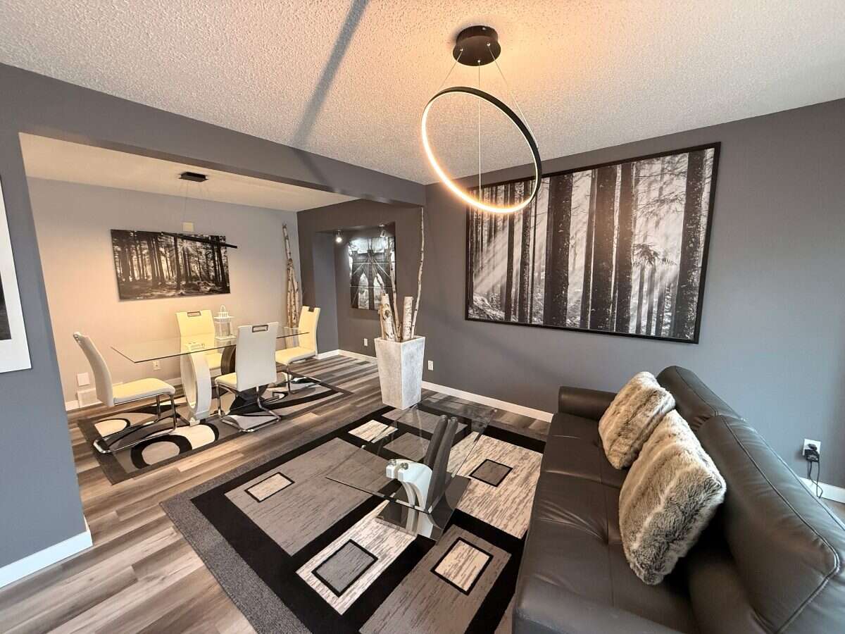 Winnipeg’s Sought-after Whyteridge Neighbourhood!