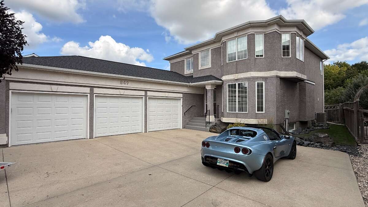 Winnipeg’s Sought-after Whyteridge Neighbourhood!