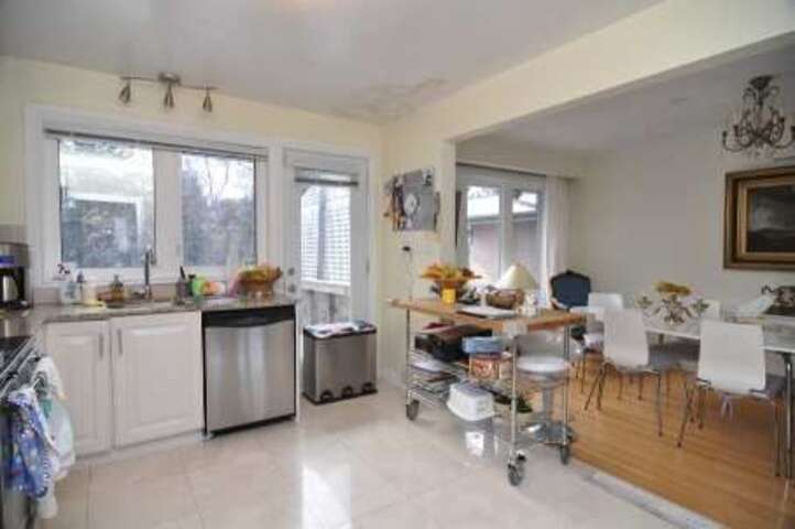 Detached home right on Subway