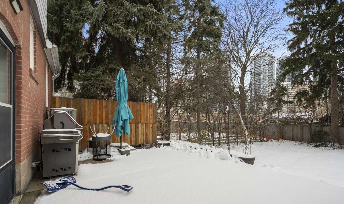 Detached home right on Subway