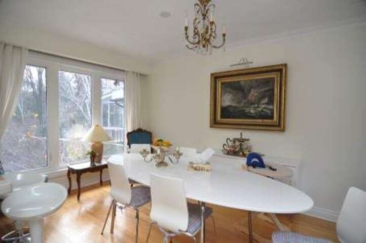 Detached home right on Subway
