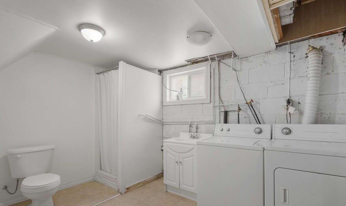Detached home right on Subway