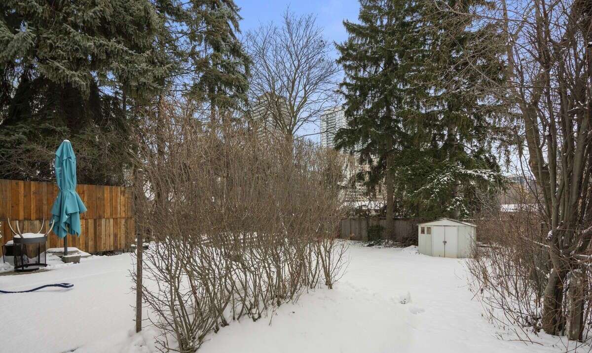 Detached home right on Subway