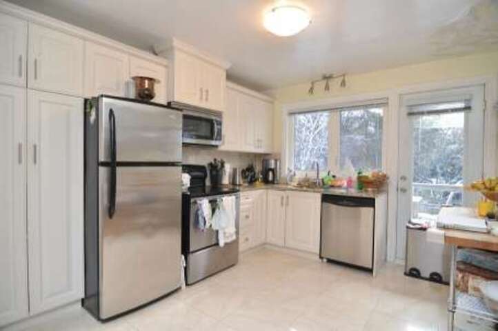 Detached home right on Subway