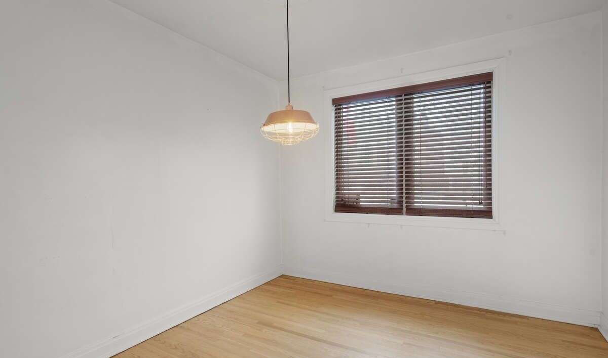 Detached home right on Subway