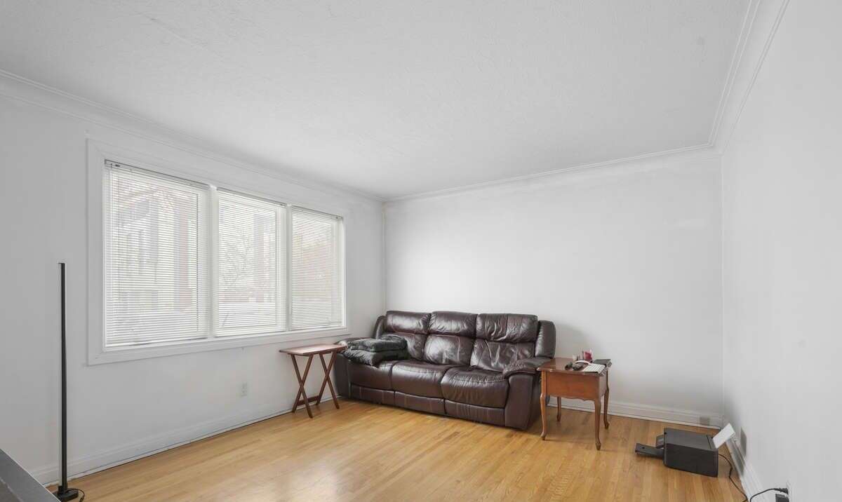Detached home right on Subway