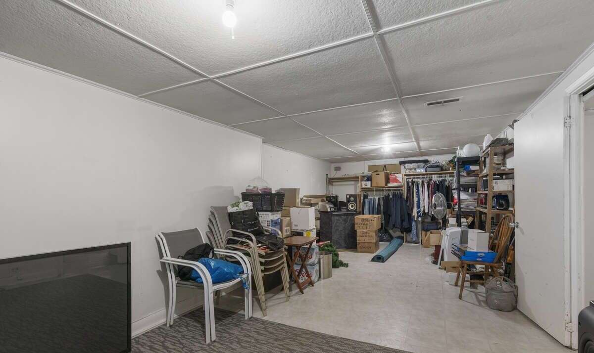 Detached home right on Subway