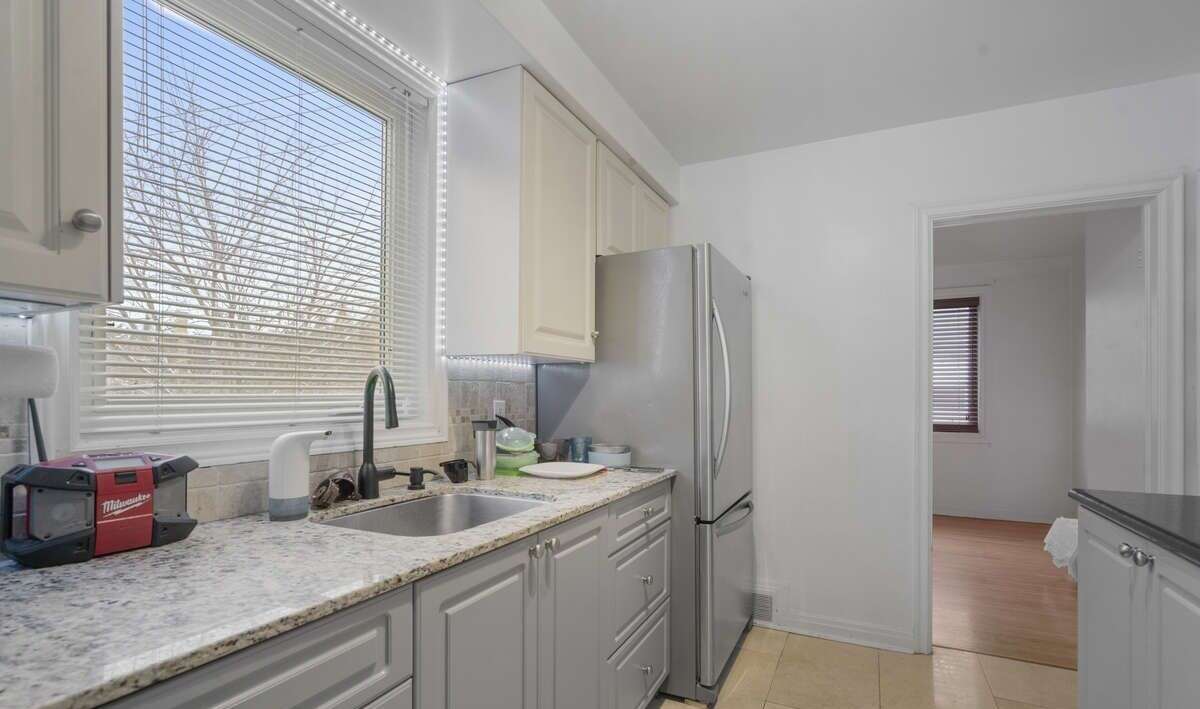 Detached home right on Subway