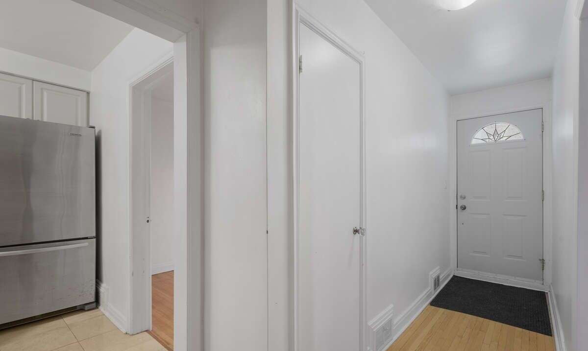 Detached home right on Subway