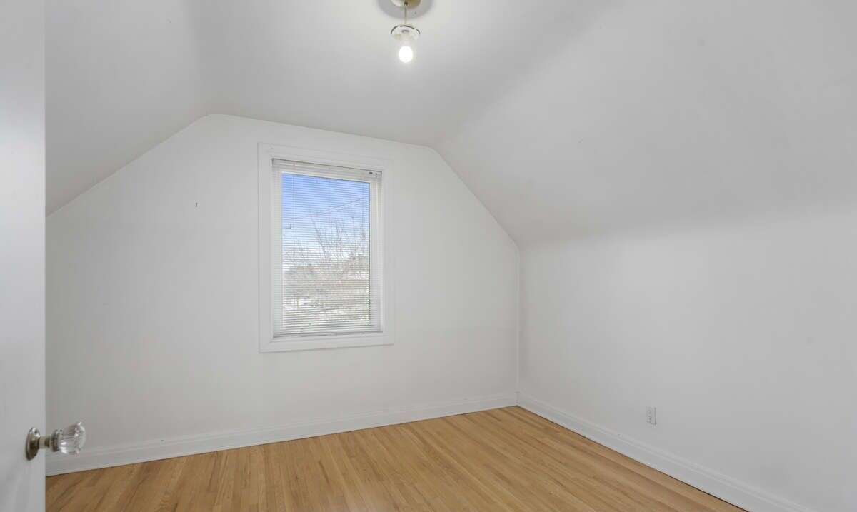 Detached home right on Subway