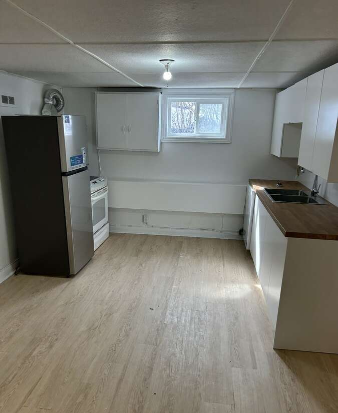 Detached home right on Subway