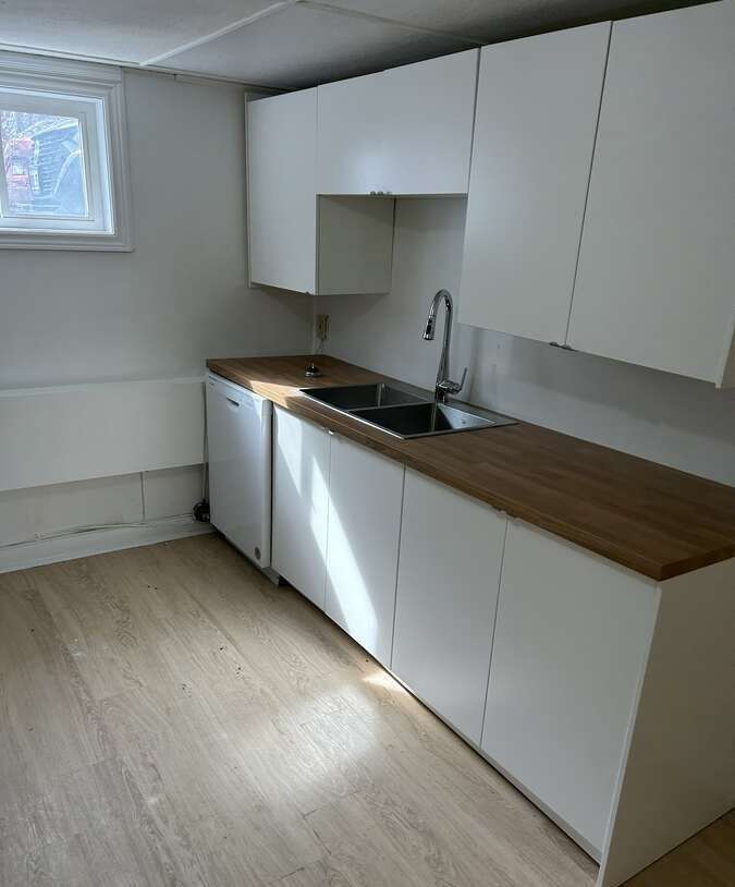 Detached home right on Subway