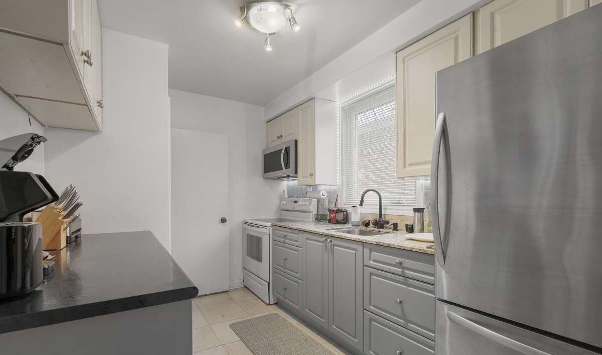 Detached home right on Subway