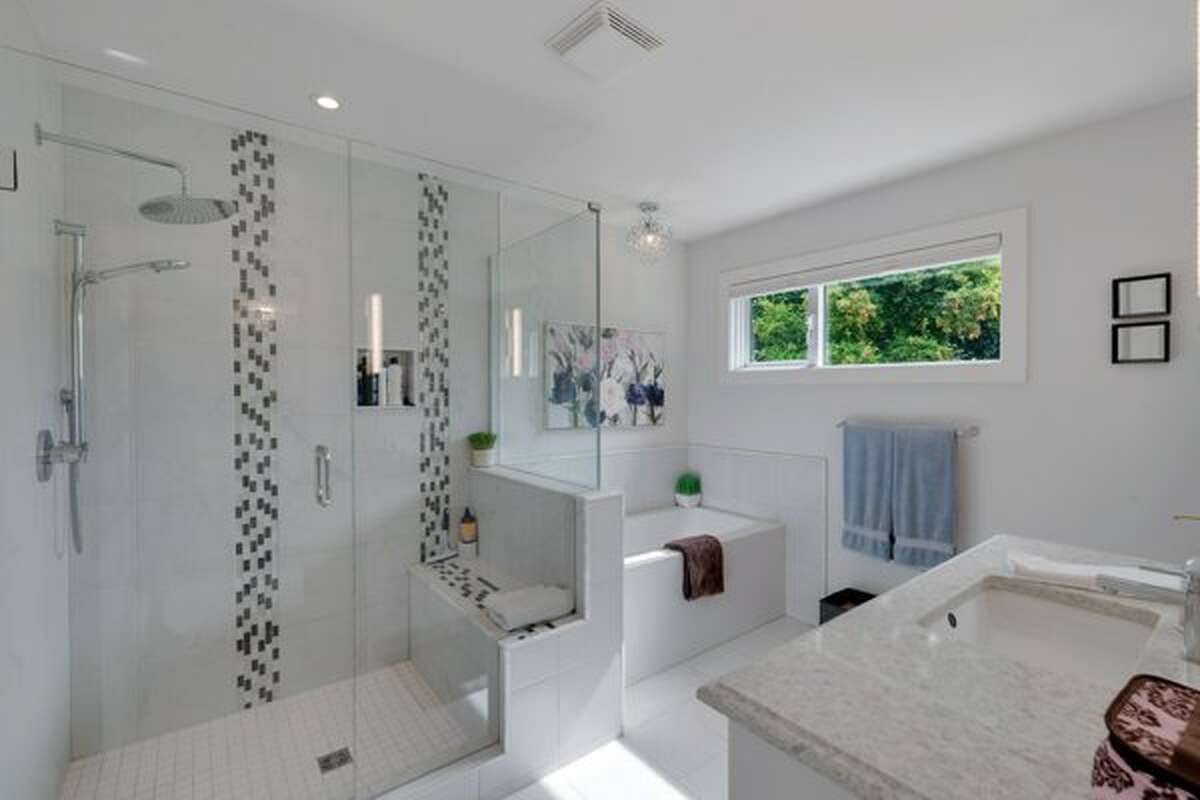 Large Ensuite ~ Large Window