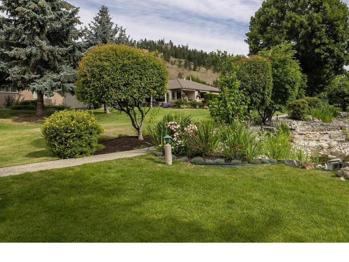 Huge Laundry Room ~ Tones of Storage and Cabinets