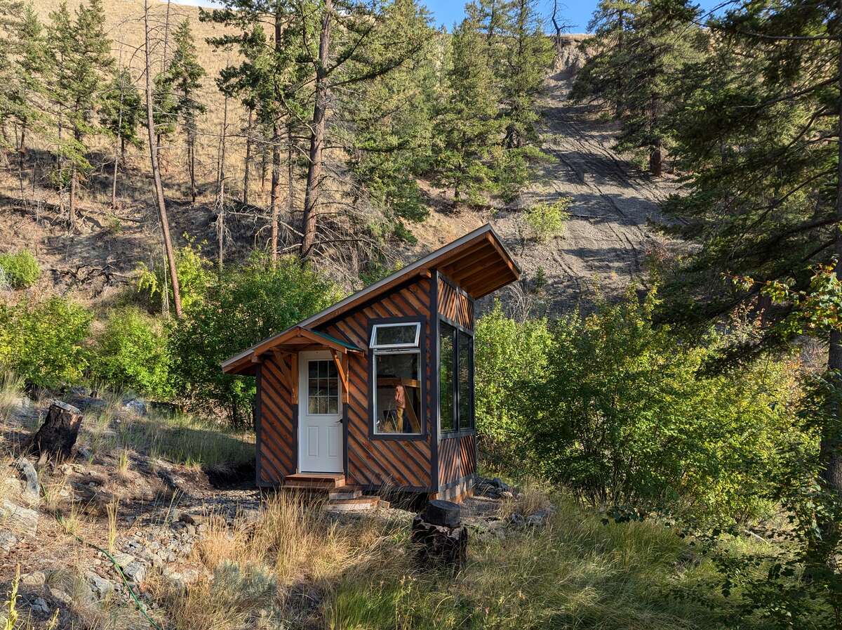 Private guest cabin/ studio next to Butcher Creek.