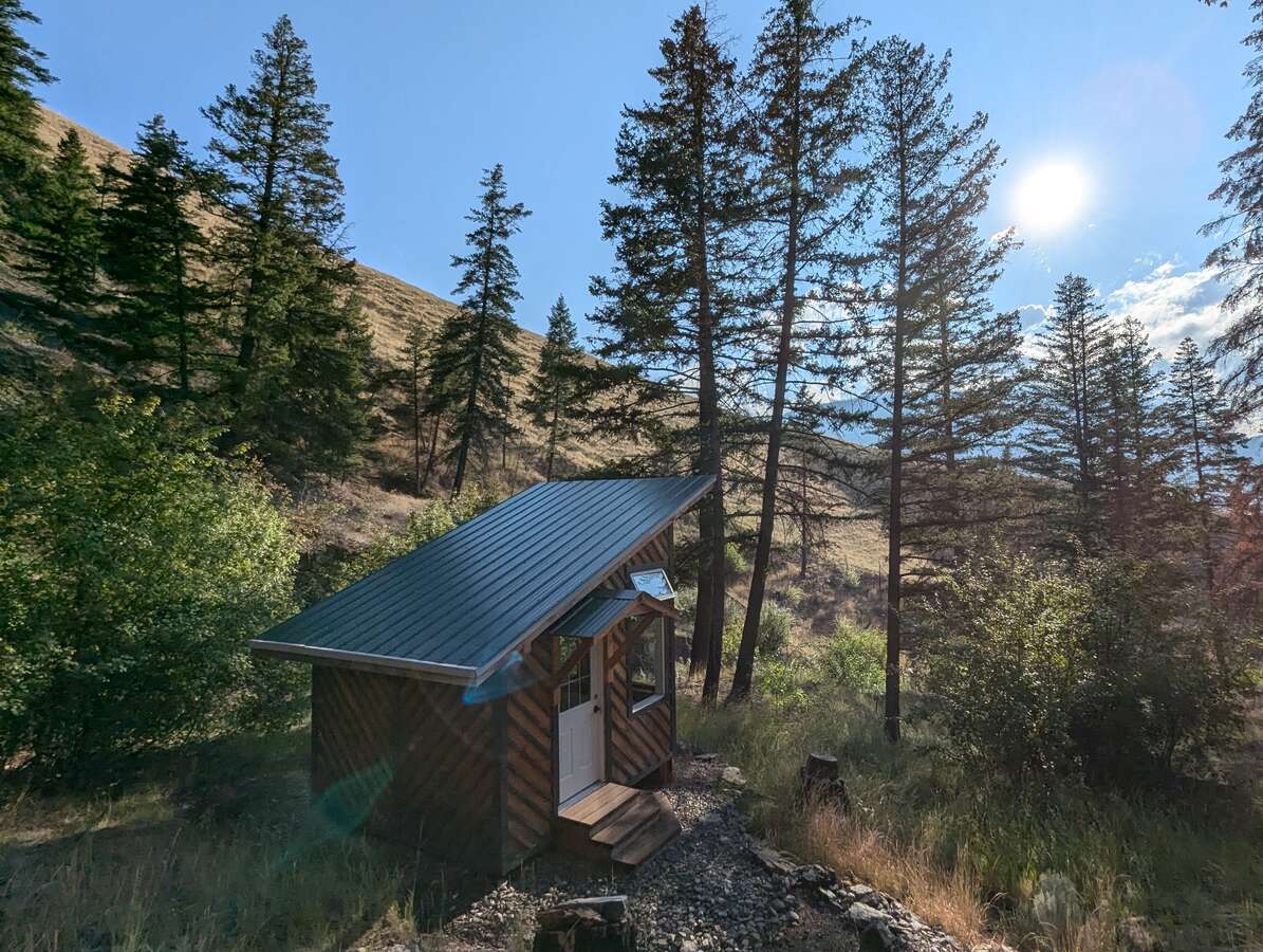 Private guest cabin/ studio next to Butcher Creek.