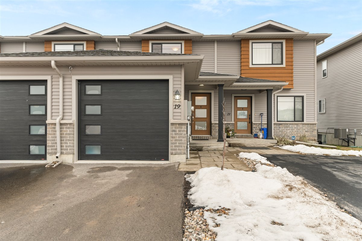 Townhouse For Sale in Belleville, ON - 3+1 bed, 2.5 bath