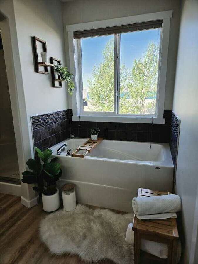 Master Ensuite Bathtub