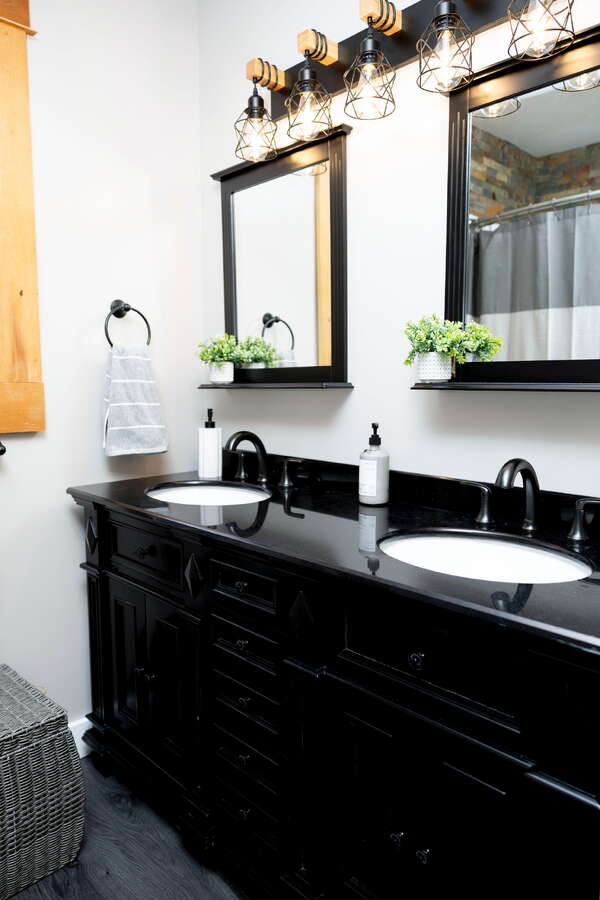 Main 4 piece bath newly renovated.