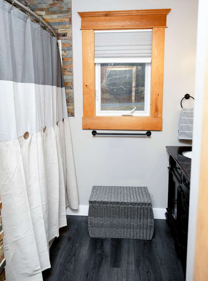 Main 4 piece bath newly renovated.