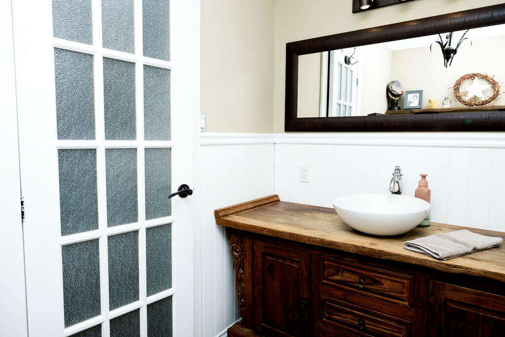 Ensuite 2 piece bath in bedroom