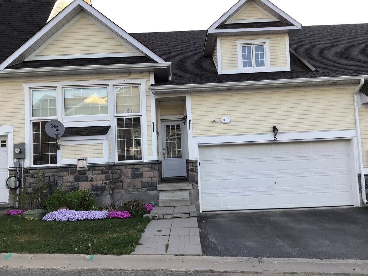 Townhouse For Sale in Bracebridge, ON - 3 bed, 3 bath