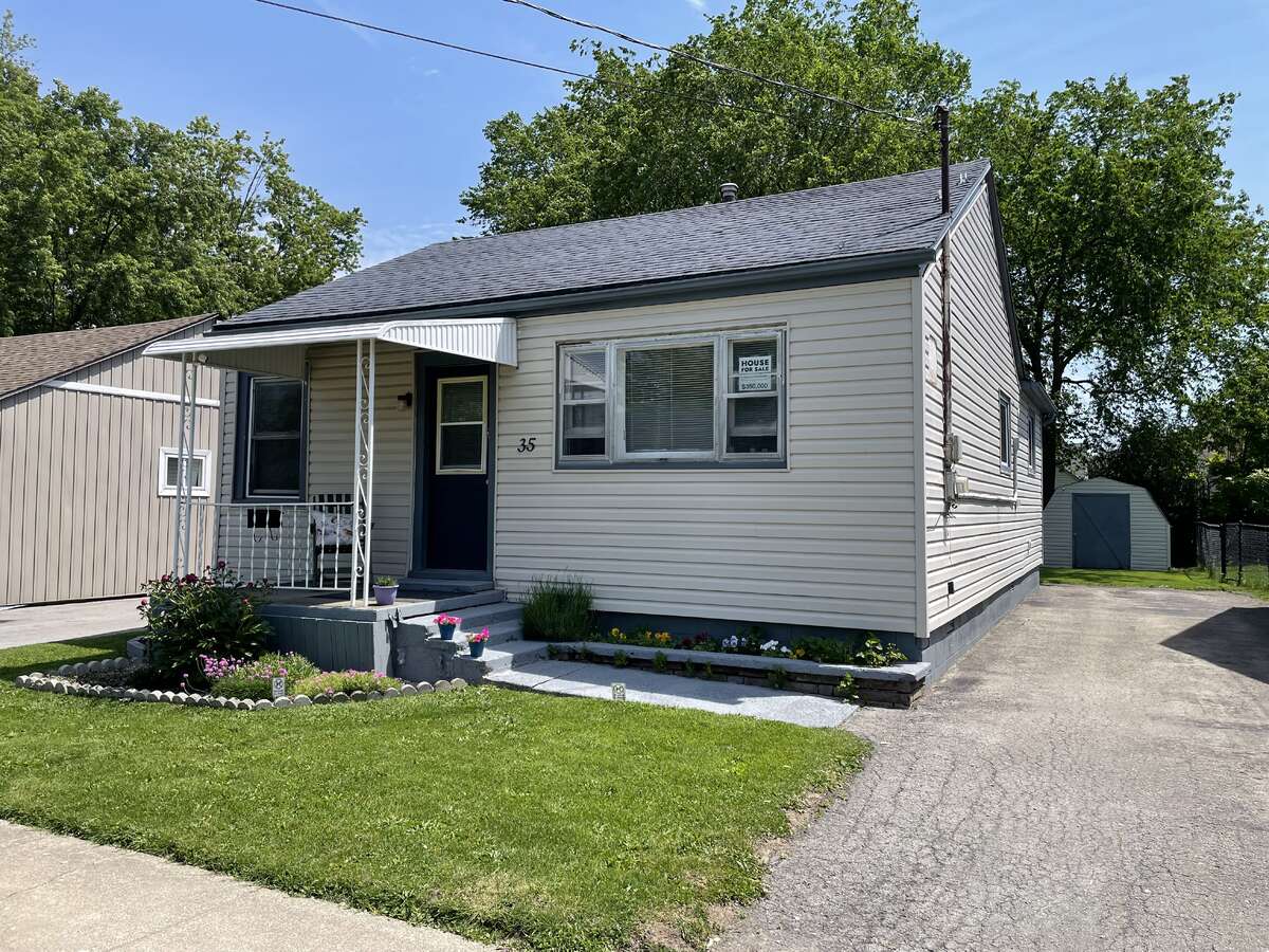 Cute, cozy, and move-in ready!