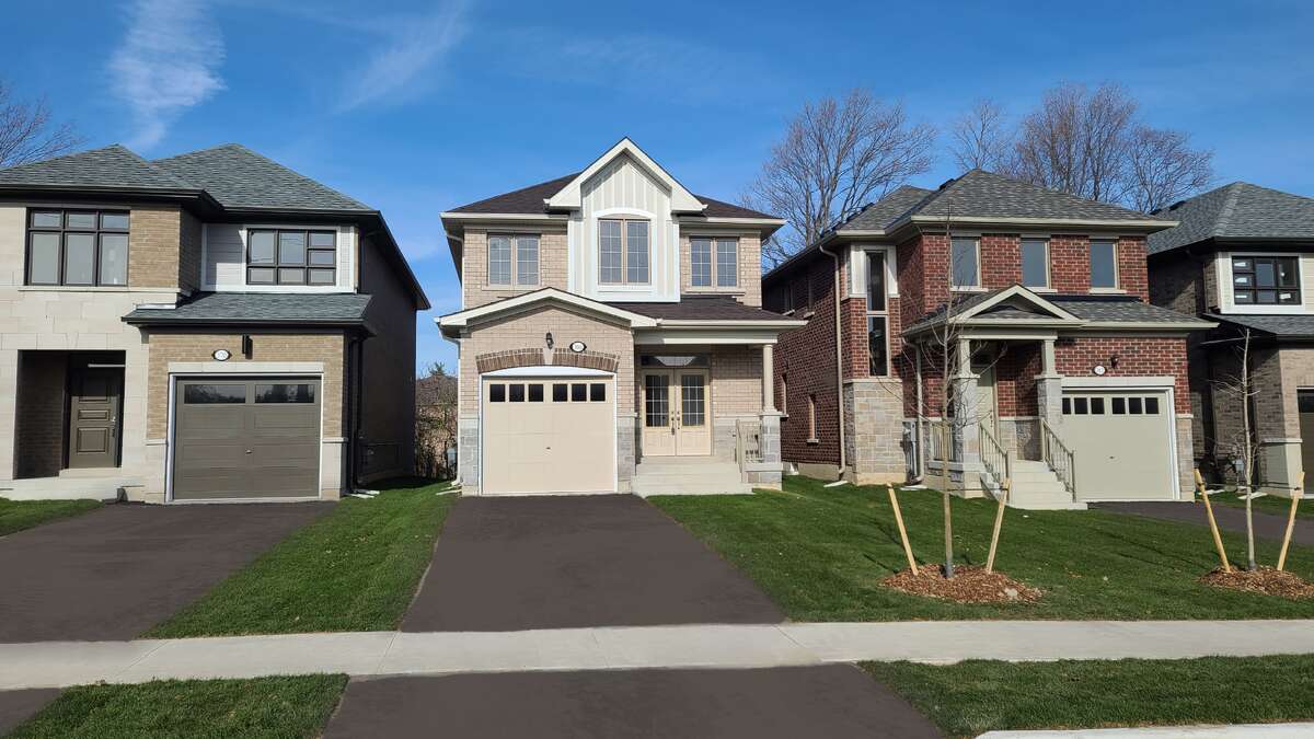 House / Detached House For Sale in Newmarket, Ontario - 4 bdrm, 2.5 bath (366 Rita's Avenue)