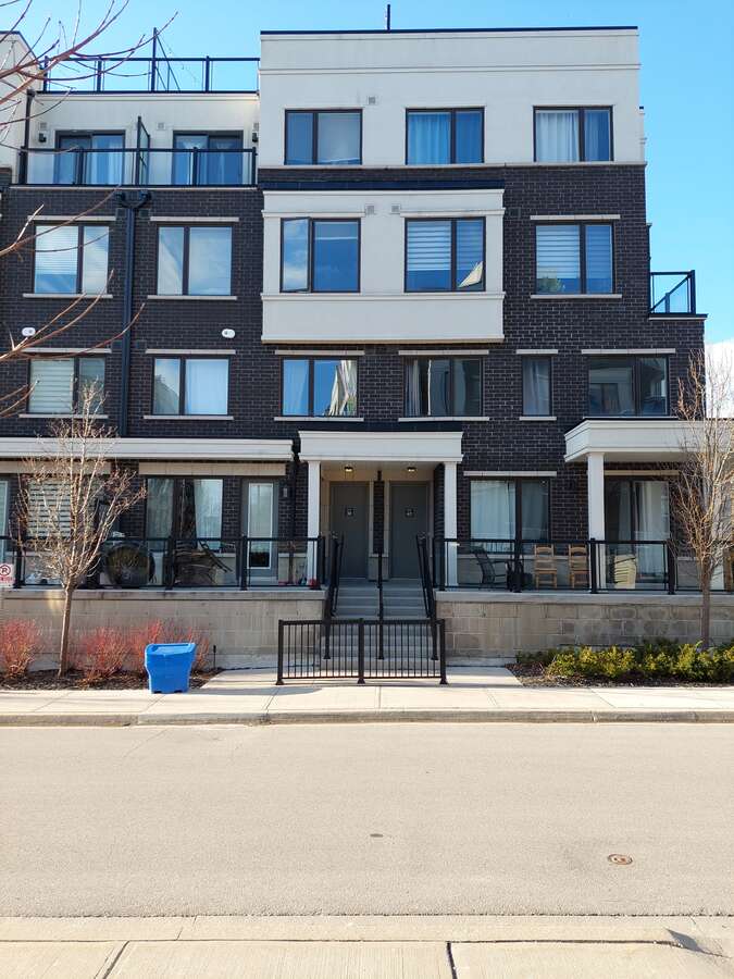 Townhouse For Rent in Aurora, ON - 2 bed, 3 bath