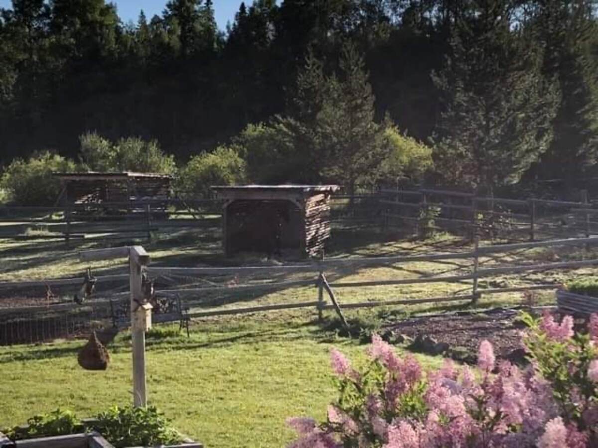 I can store 400 square bales covered on this property