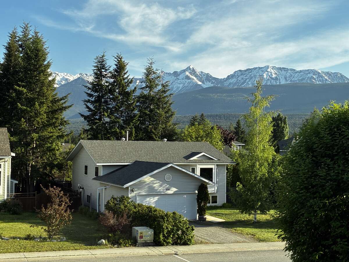 A bright and spacious home in a great location!