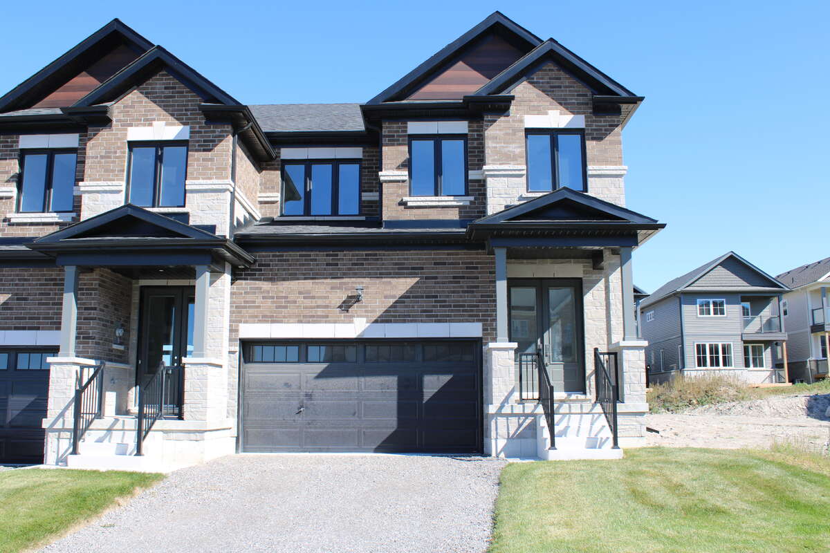 Townhouse For Sale in Peterborough, Ontario - 4 bdrm, 3.5 bath (402 Sadler Way)