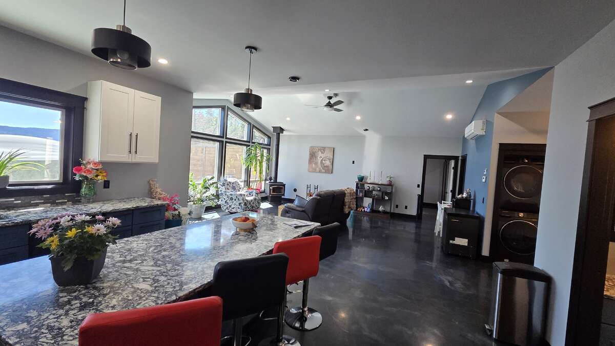 Okanagan Lakeview Modern Home Solar, Shop, Private