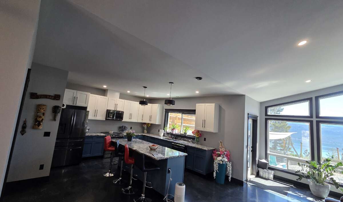 Okanagan Lakeview Modern Home Solar, Shop, Private