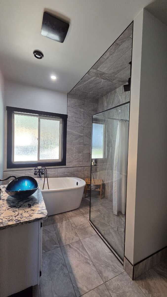 Okanagan Lakeview Modern Home Solar, Shop, Private
